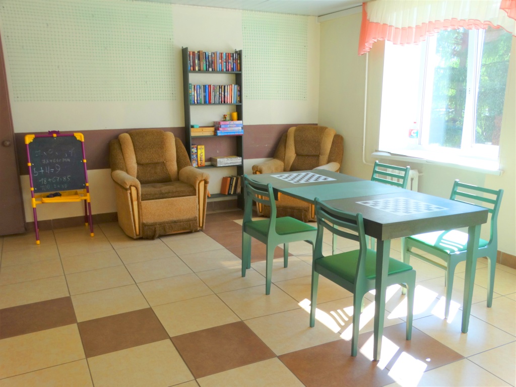 зона отдыха перед актовым залом.jpg